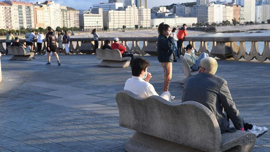 El paseo marítimo de A Coruña un día de tiempo nuboso.