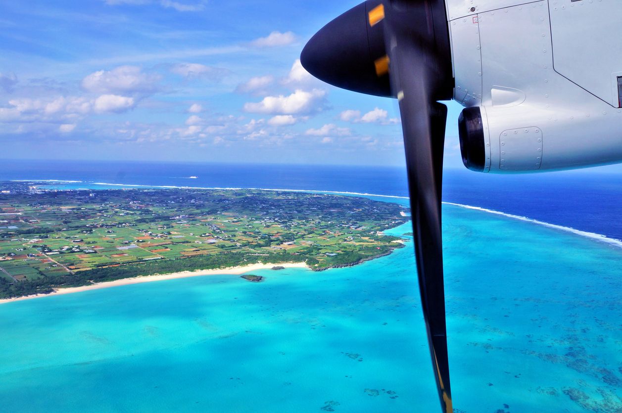 Vista aérea de la playa de Yurigahama en Yoron Island, Japón
