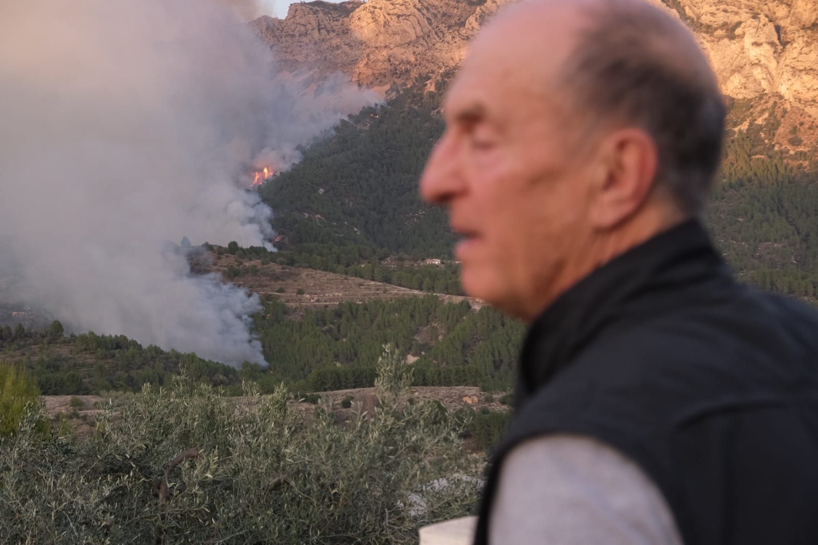 Las imágenes del incendio forestal declarado en Tàrbena