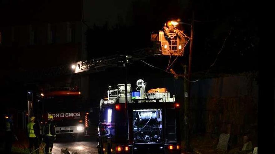 Bomberos y Policía, ayer por la noche en el vial de Beluso. // G.N.