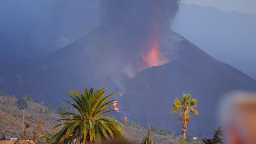 La colada del volcán de La Palma continúa su avance sobre la carretera LP-2