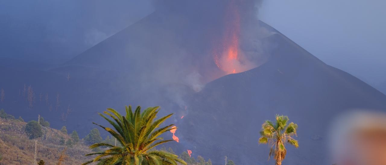 La colada del volcán de La Palma continúa su avance sobre la carretera LP-2