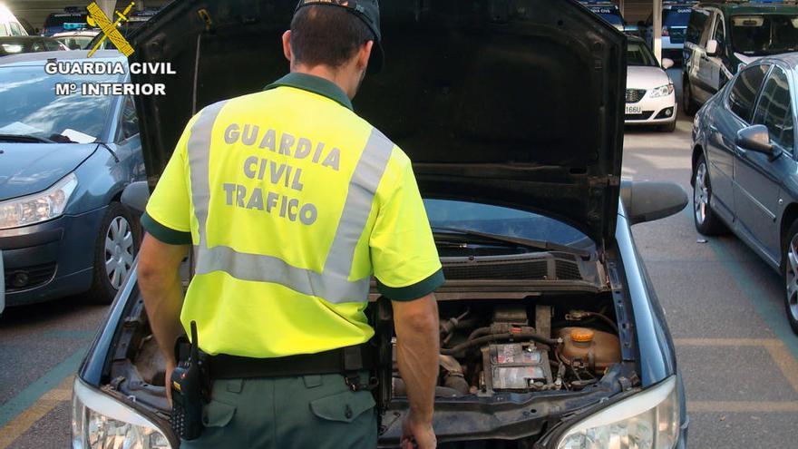 Un Guardia Civil revisando el vehículo que conducía la detenida