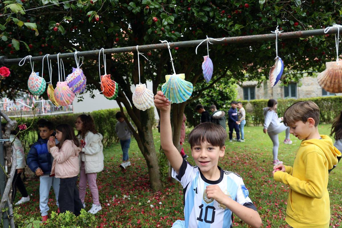 Los escolares lucieron orgullosos sus creaciones.