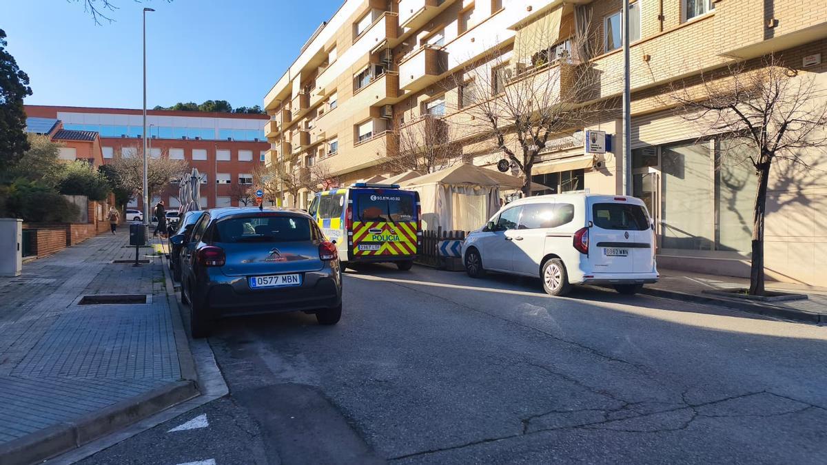 La Policia Local de Sant Joan davant el restaurant on ha mort una persona ennuegada.