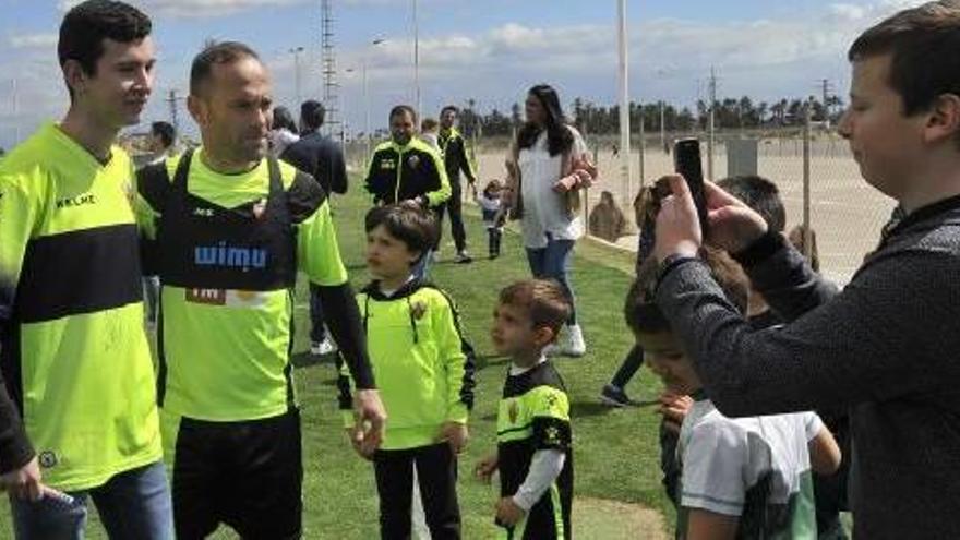 Nino, rodeado de niños, durante un entrenamiento del Elche en el campo anexo al Martínez Valero.