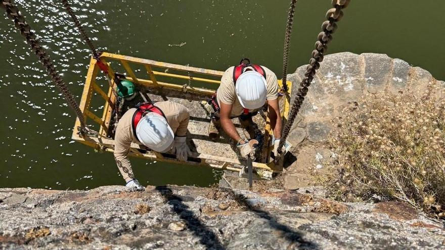 La limpieza que devuelve esplendor al Puente Romano y a la A