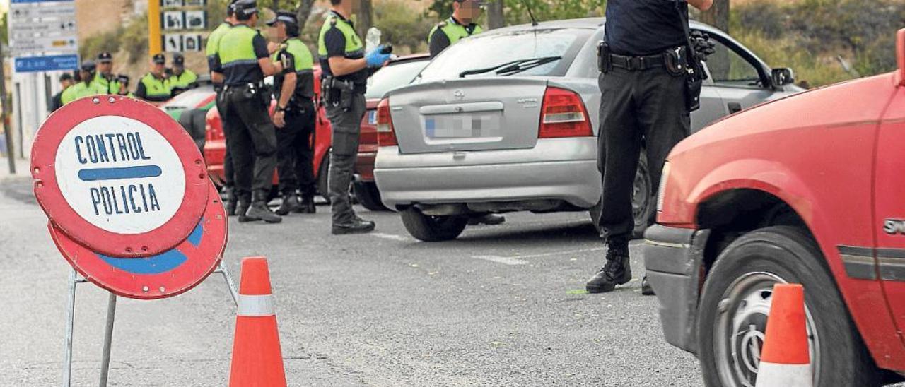 La Policía Local de Villena en el control vial contra el consumo de drogas realizado ayer.