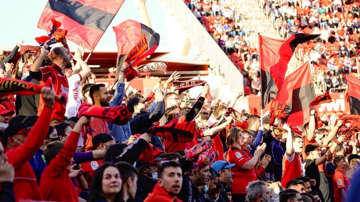 Afición del Mallorca durante el partido ante el Alavés.