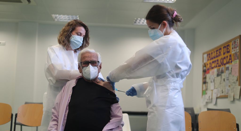 Comienza la vacunación a los mayores de 90 años en los centros de salud