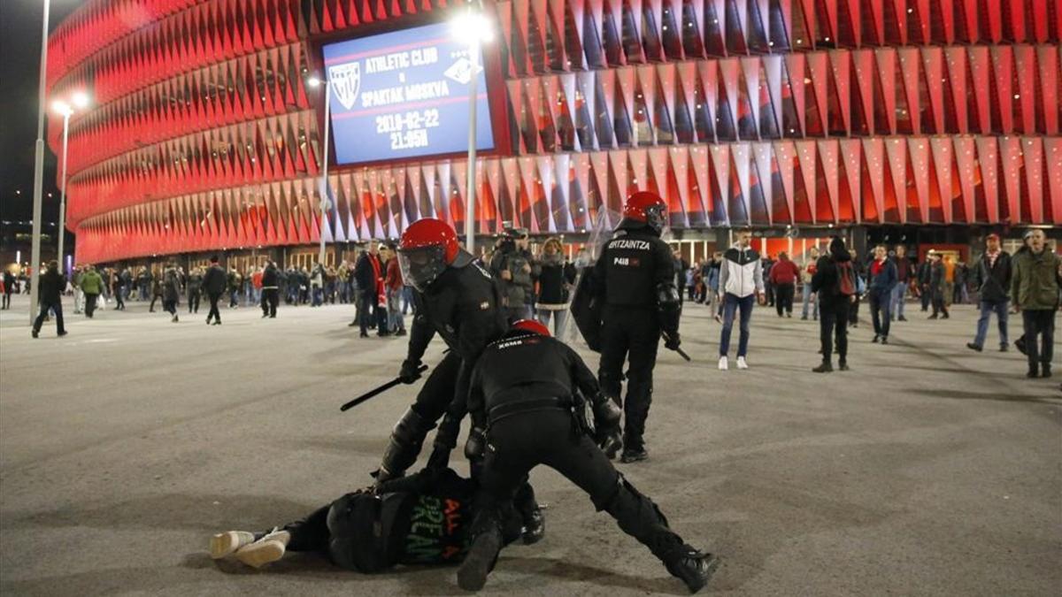 La pelea entre los hinchas del Spartak y la Ertzaintza ha dejado imágenes como éstas