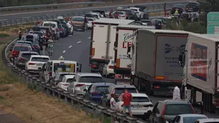 Caos en la carretera: unos 1.000 vehículos retenidos ante las llamas en la A-52
