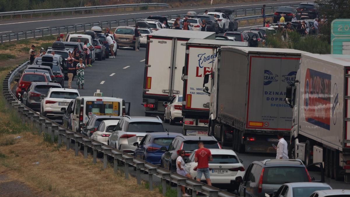 Una multitud de vehículos, frenados en la A-52.