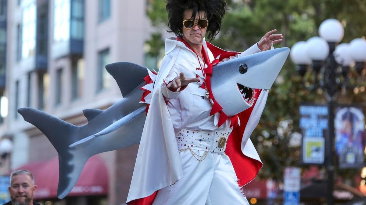 Un imitador de Elvis atravesado por un escualo de 'Sharknado'