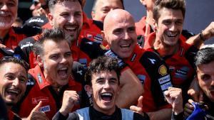 BRNO (Czech Republic), 21/06/2026.- Spanish MotoGP rider Marc Marquez of Ducati Lenovo Team celebrates with teammates after winning the Motorcycling Grand Prix of the Czech Republic at the Masaryk Circuit in Brno, Czech Republic, 21 June 2026. (Motociclismo, República Checa) EFE/EPA/MARTIN DIVISEK