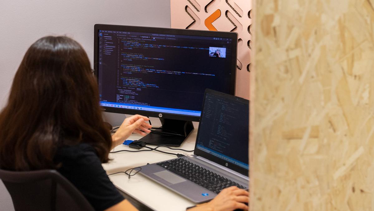 Una alumna davant duna pantalla dordinador aprenent a programar