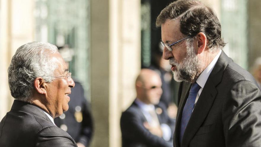 Mariano Rajoy y António Costa se saludan este martes en Vila Real.