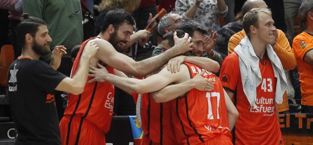 Los jugadores del Valencia BC celebran la victoria