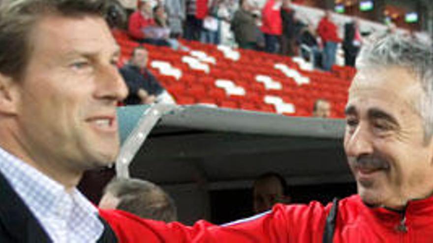 Laudrup y Preciado, charlando antes del partido.