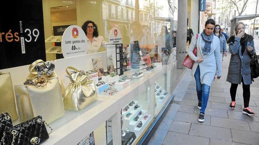 Vianants i aparadors al centre comercial de Manresa