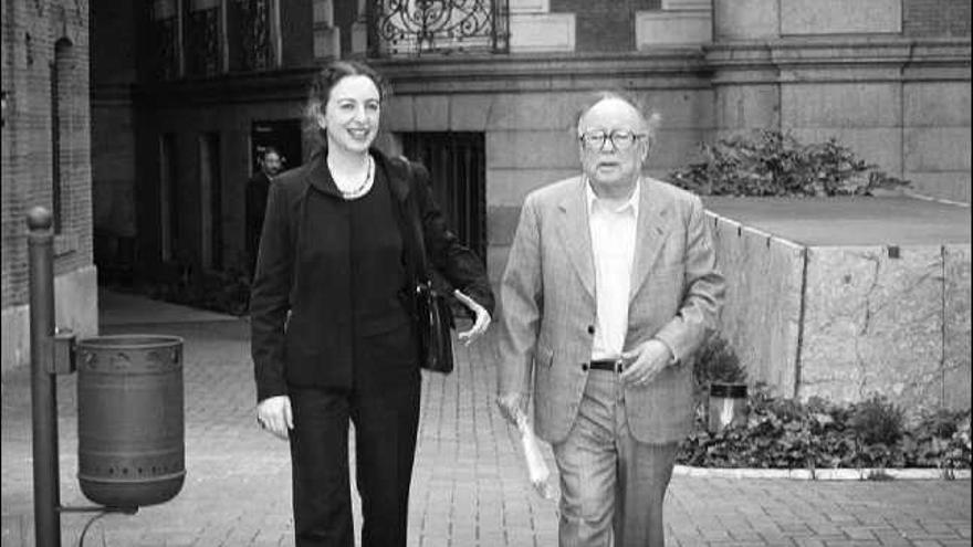 Bárbara Jacobs y Augusto Monterroso en Madrid, en 2000, a punto de viajar a Asturias para recoger el «Príncipe».