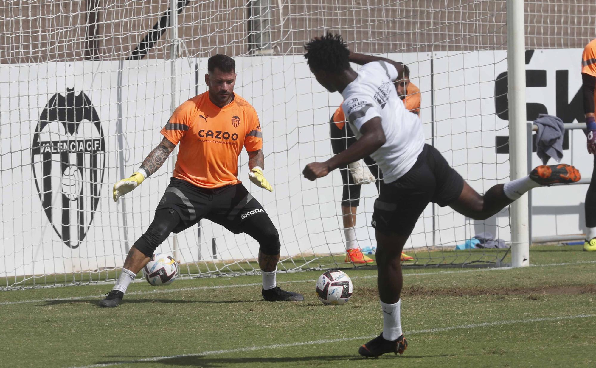 Entrenamiento del Valencia con Herrerín