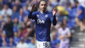 Evertons Jack Grealish leaves the pitch as he is substituted during the Premier League soccer match between Everton and Brightonnd in Liverpool, England, Sunday, Aug. 24, 2025. (AP Photo/Jon Super)