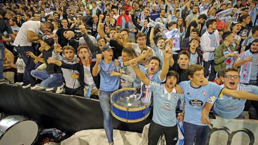 Un grupo de aficionados celebra un gol del Celta esta temporada en Balaídos. // Marta G. Brea