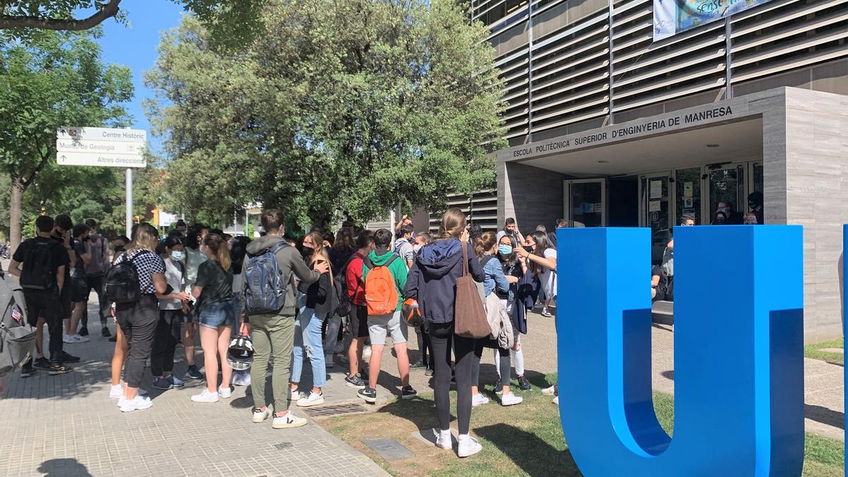 Ambient a l&#039;exterior de la UPC Manresa després de la prova de castellà, aquest matí