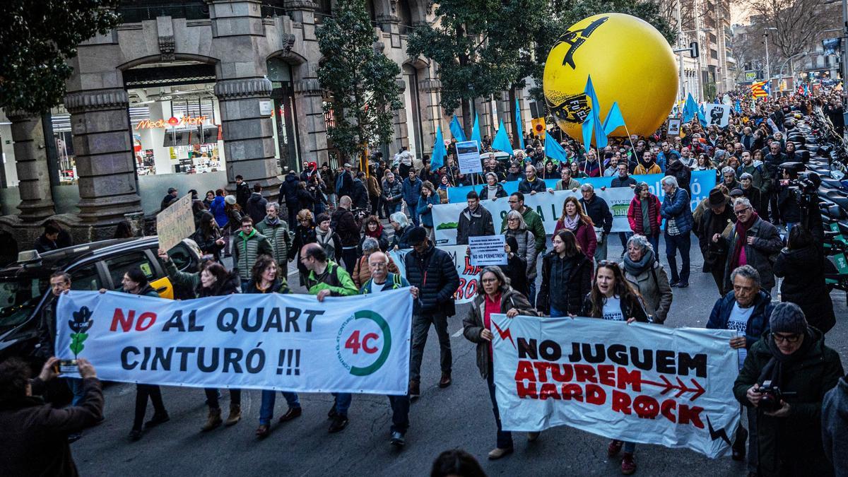 La manifestación contra el Hard Rock, la ampliación del aeropuerto y el Cuarto Cinturón corta el centro de Barcelona