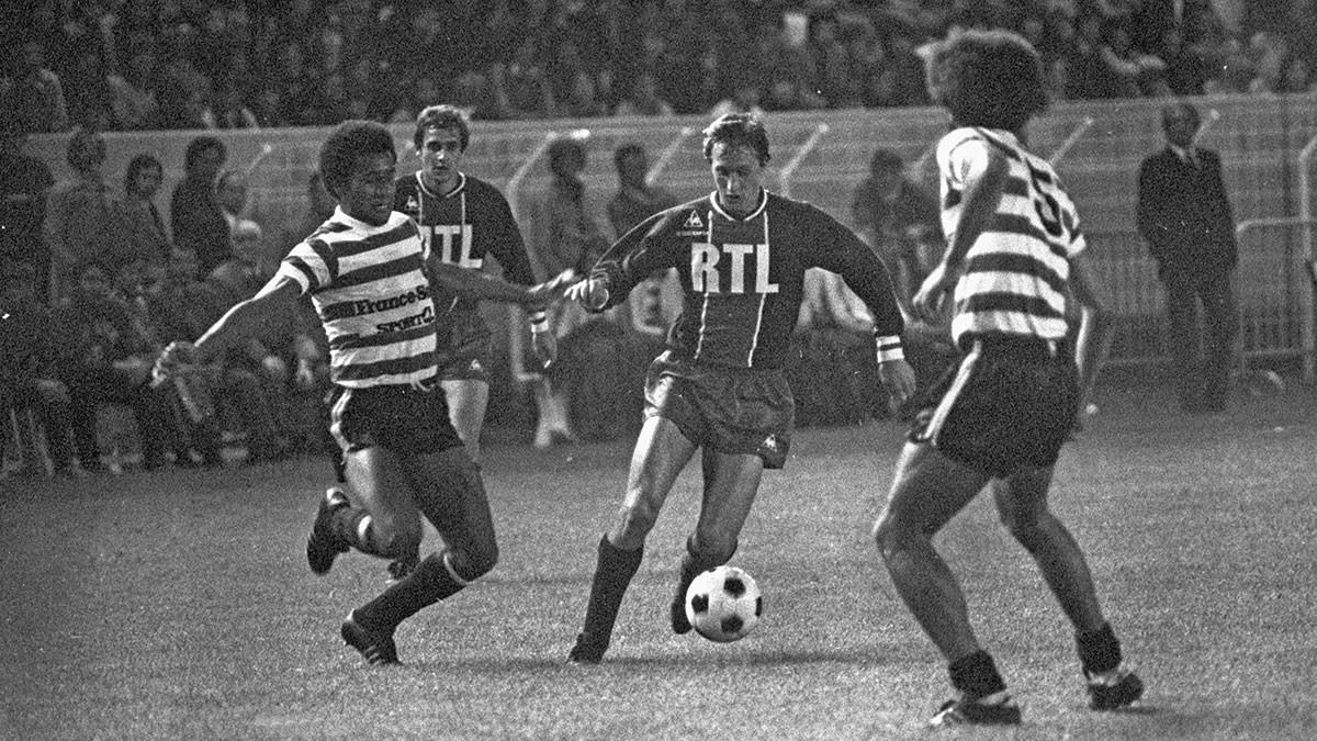 Cruyff, jugando con el PSG ante el Sporting de Portugal