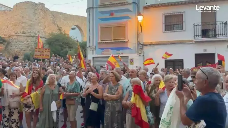 El himno atruena en la concentración de Calp de apoyo a Ceuta (vídeo)
