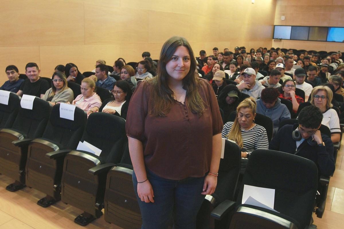 La abogada de Xarela, Cristina de Alfonso en la sesión informativa con migrantes en Ourense.