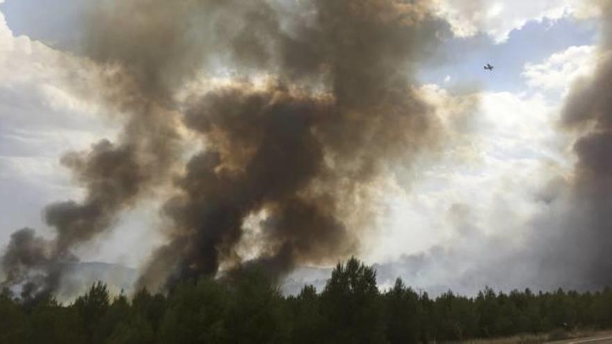 Vista del incendio declarado en la localidad albaceteña de Liétor.