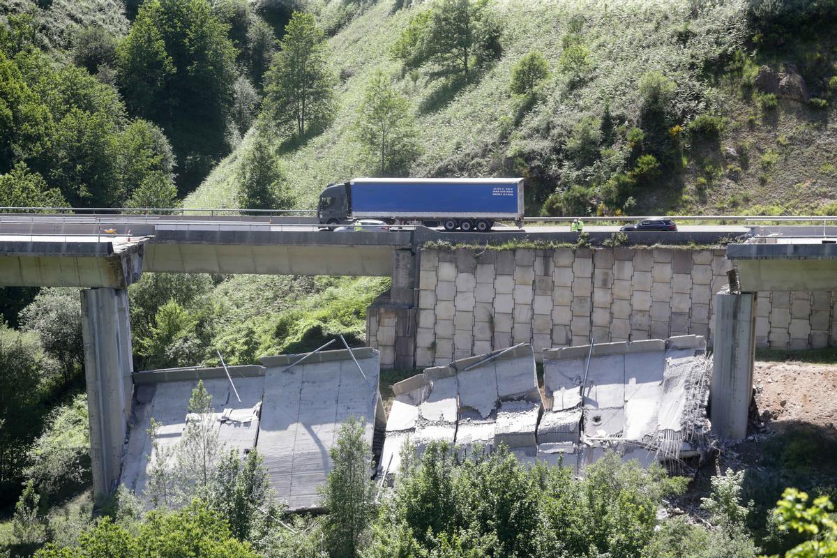 Desprendimiento en el puente de la A-6 entre Pedrafita y León