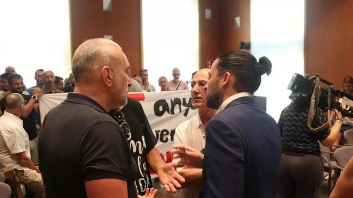 L'alcalde parlant amb representants sindicals aquesta setmana.