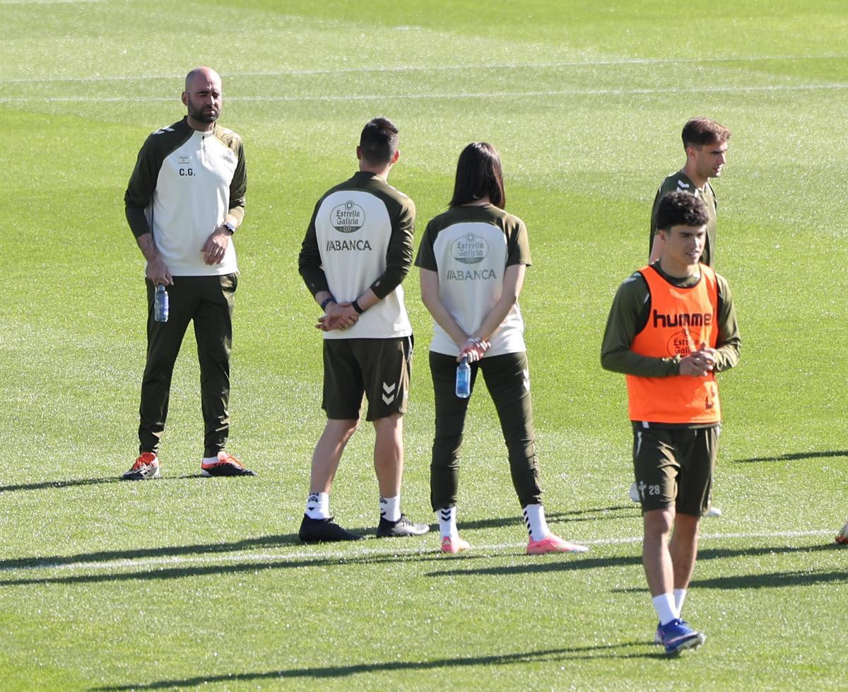 Giráldez, con parte de su equipo técnico y el canterano Antañón, que ha sido incluido entre los convocados para Valencia