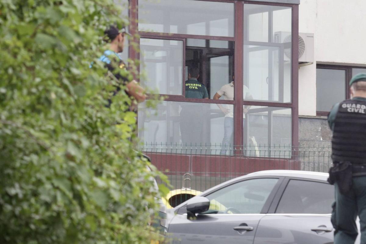 En imágenes: un guardia civil mata a su exmujer en el cuartel de Llanes y muere tras un tiroteo con compañeros en su huida En imágenes: un guardia civil mata a su exmujer en el cuartel de Llanes y muere tras un tiroteo con compañeros en su huida