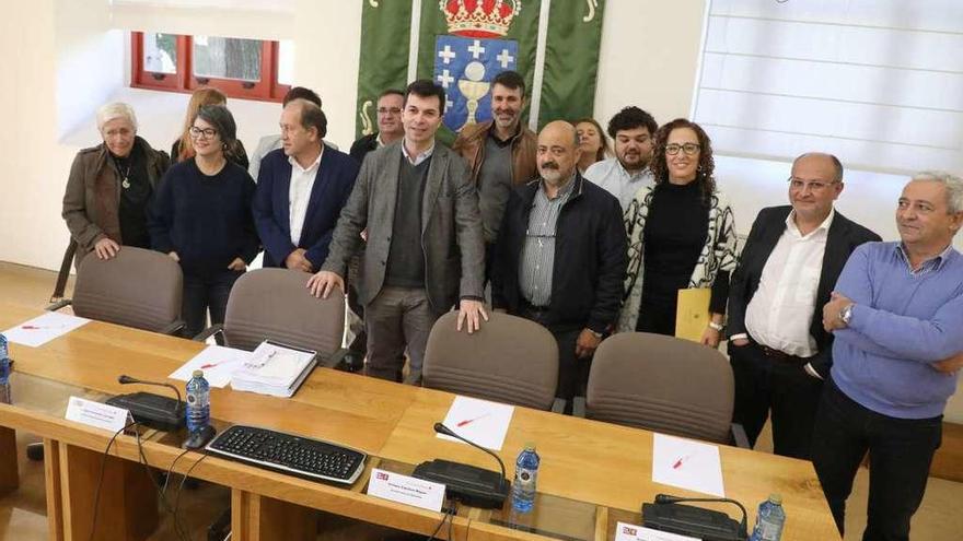 Caballero, centro, con 12 de los 14 diputados del PSdeG y Villarino a la izquierda.