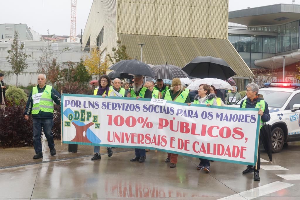 Manifestación en Santiago por la gestión pública de las residencias