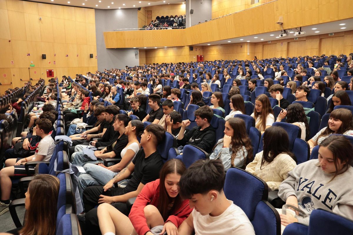 Alumnos de Secundaria que buscan orientación para sus futuros estudios llenan el Paraninfo