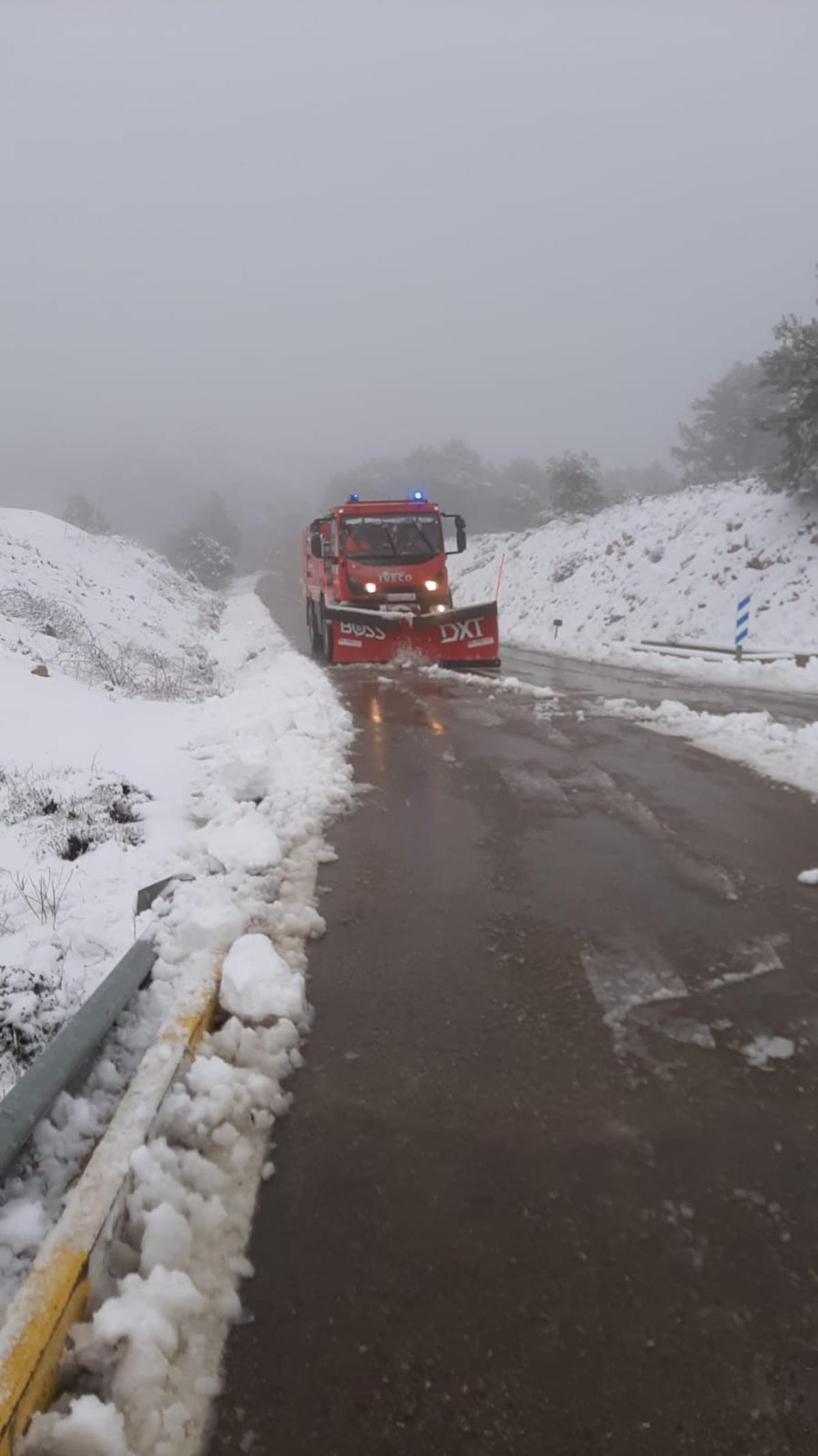 En Morella, bombers forestals de la Generalitat trabajando.