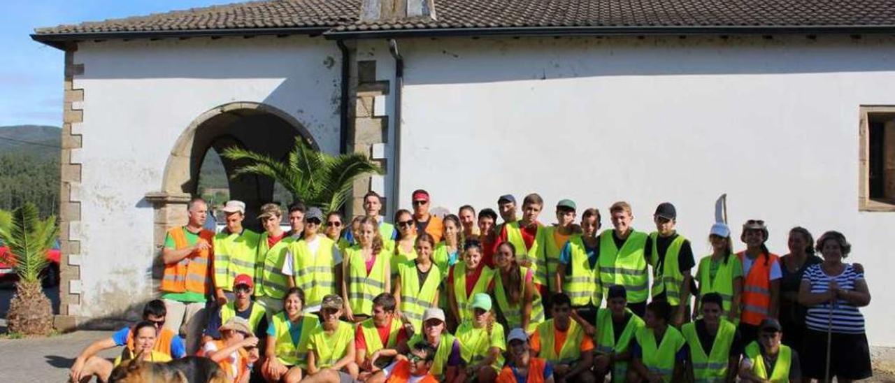 Foto del grupo junto a la iglesia de Abres, justo antes de emprender la caminata.