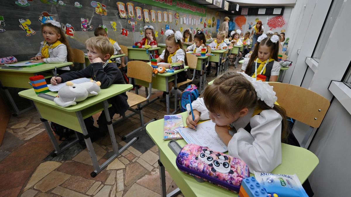 Estudiantes de la ciudad ucraniana de Járkov reciben clases en la red de metro de la ciudad para evitar las bombas.