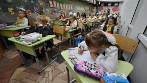 Estudiantes de la ciudad ucraniana de Járkov reciben clases en la red de metro de la ciudad para evitar las bombas.