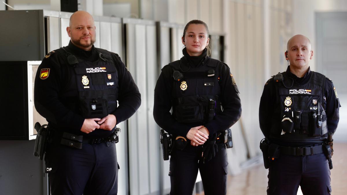 Los agentes de la Policía Nacional que salvaron la vida a un hombre en Oviedo