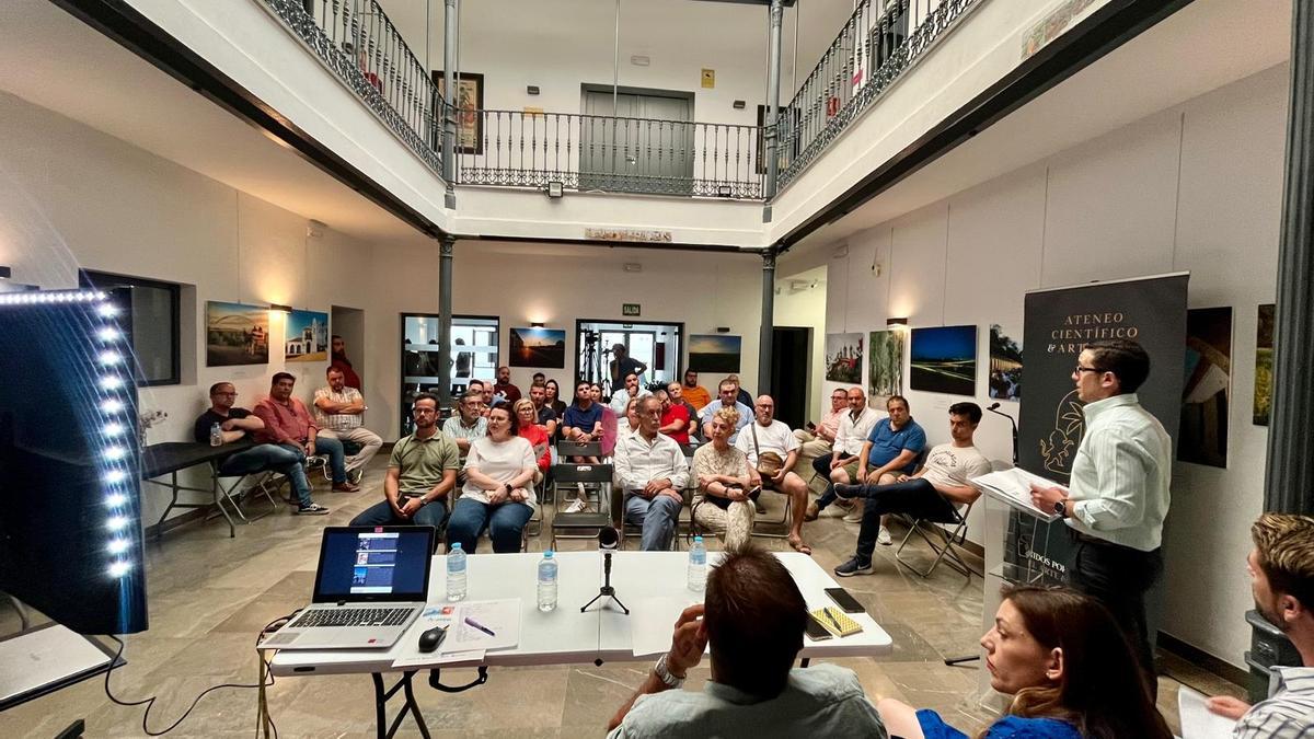 Un momento de la asamblea de los empresarios de Palma del Río.