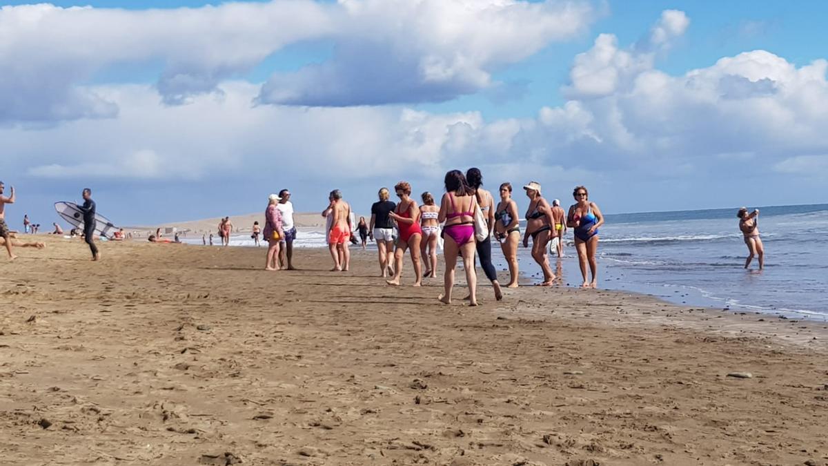 Bañistas sin mascarilla en la playa de Maspalomas