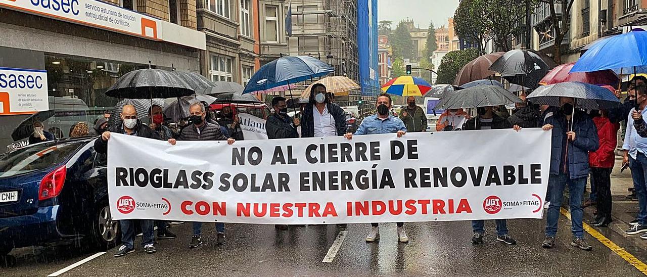 Los trabajadores de Rioglass Solar, durante la protesta que realizaron en Oviedo. | Vivas