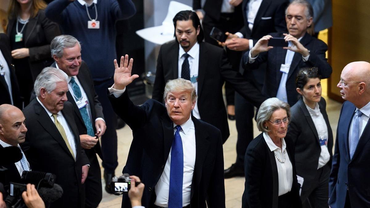 Trump saluda a su llegada al Foro Económico Mundial de Davos, este jueves, 25 de enero.